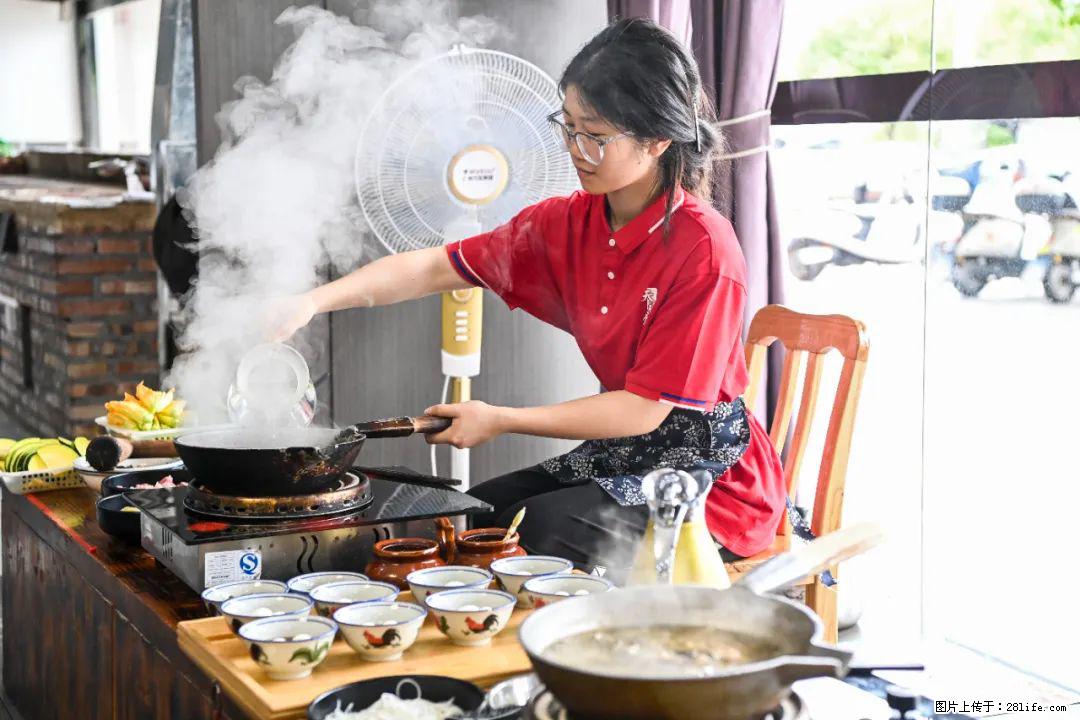 全网追的“扁担女孩”，找了一份暑假工，时薪12元 - 黔东南生活资讯 - 黔东南28生活网 qdn.28life.net